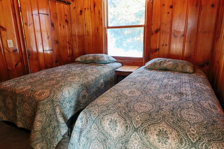 Vitanda viwili ambavyo vinaweza kuhamishwa pamoja kwa ajili ya kitanda aina ya king. 