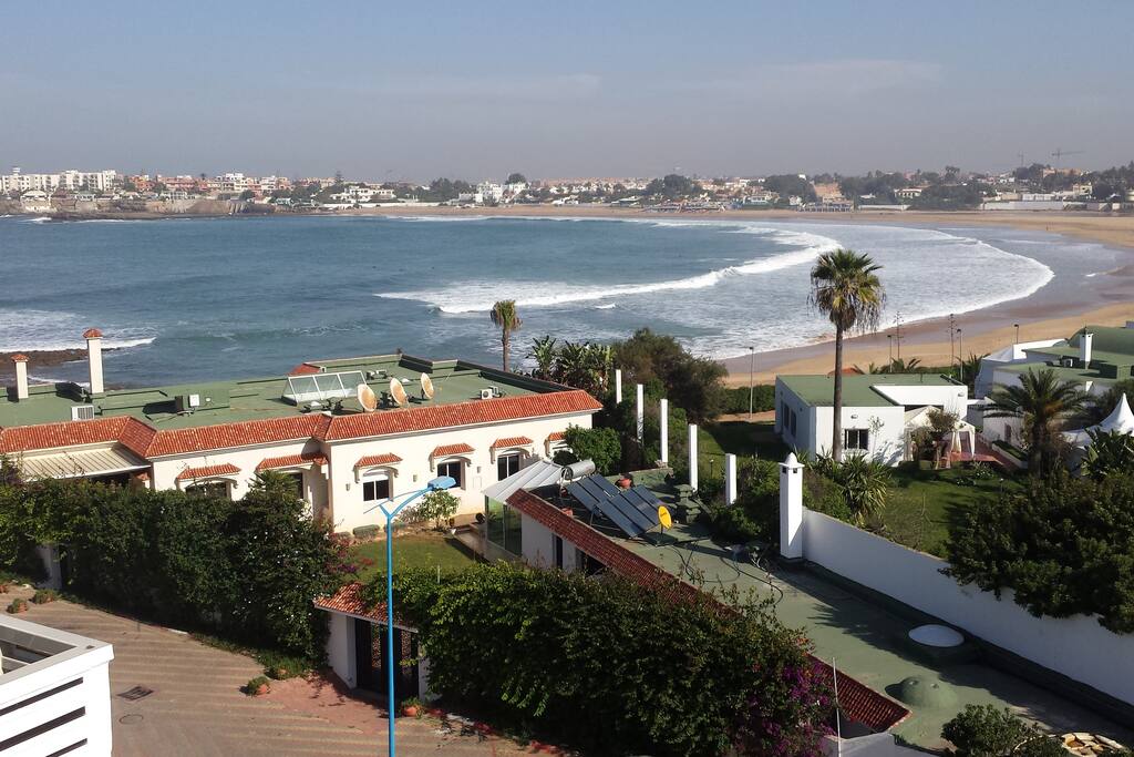 la vue sur mer en etant sur la terrasse de l immeuble