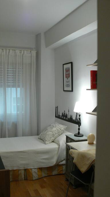 Espacio de trabajo con mesa y estantería
