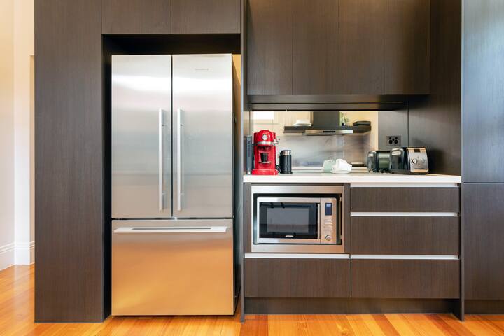 Entire Town House, Carlton, Melbourne CBD gallery image 3