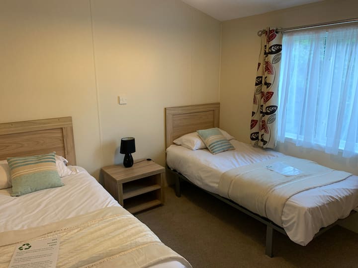 เตียงขนาด 3 ฟุต 2 เตียงพร้อมตู้เสื้อผ้าขนาดเล็กแบบวอล์คอิน