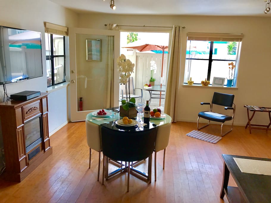 Heart of Venice Beach & Marina Del Rey - Huge Studio with private bright Patio - 2 mins to Beach and 2 mins to Shops & Restaurants - HIGH Speed WIFI