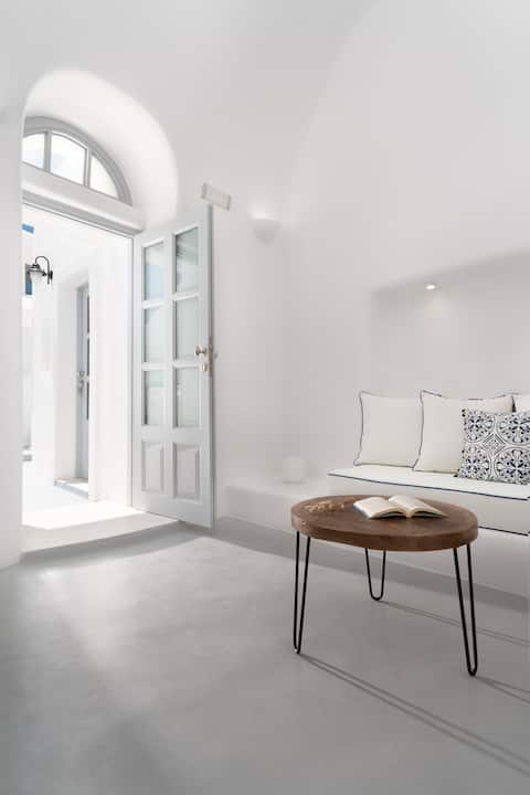 Top Airbnb: Suite with Outdoor Plunge Pool & Blue Domes View in Περιφερειακή Ενότητα Θήρας