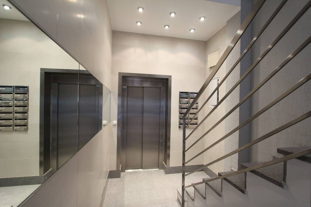 Hall y ascensor del edificio
