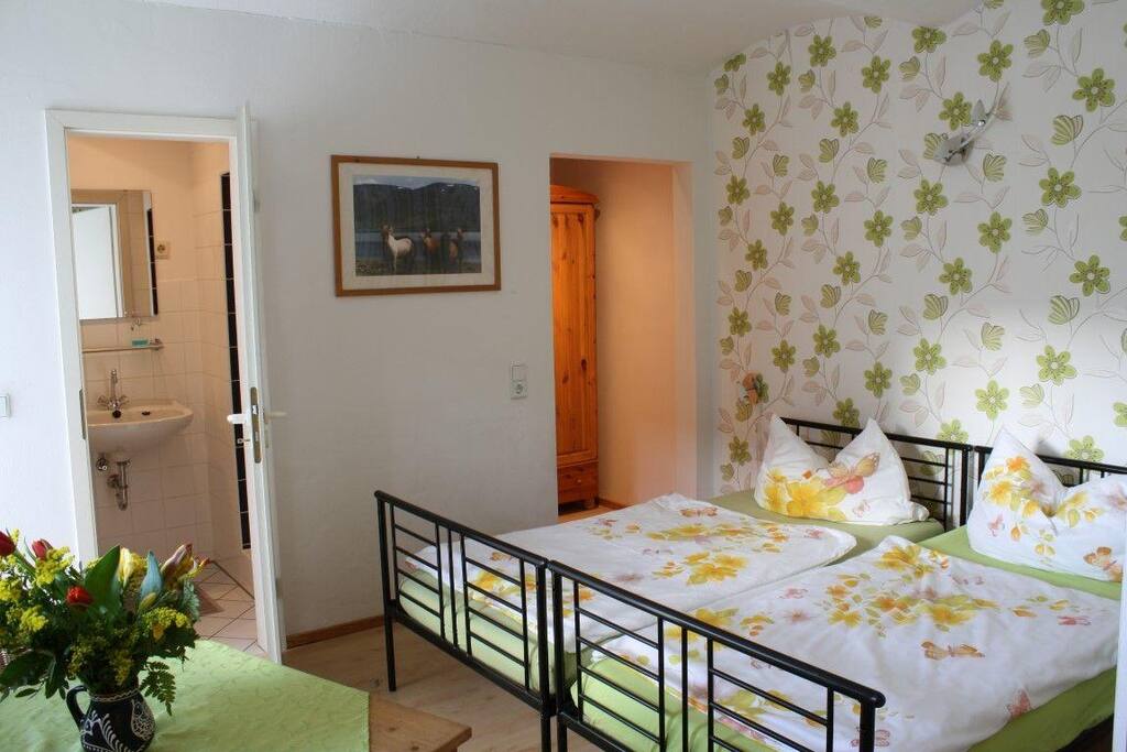 Schlafzimmer 1