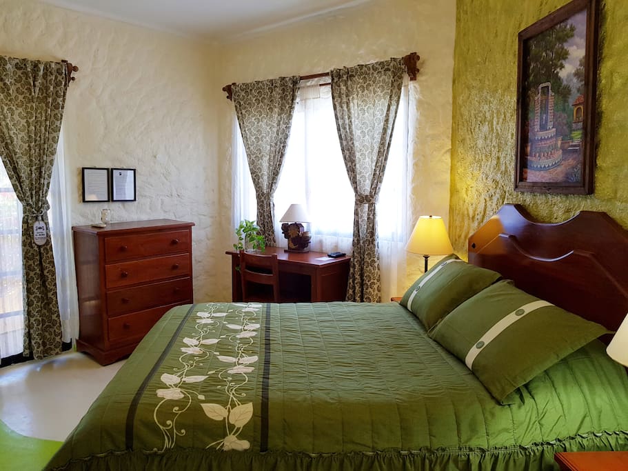 Habitación sencilla para 2 personas. Wifi gratis y desayuno continental incluido