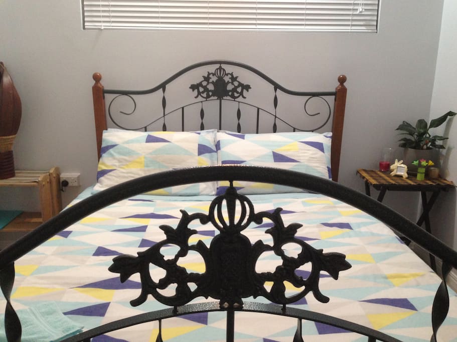 Queen size bed with latex mattress and comfortable 500 thread count bedding