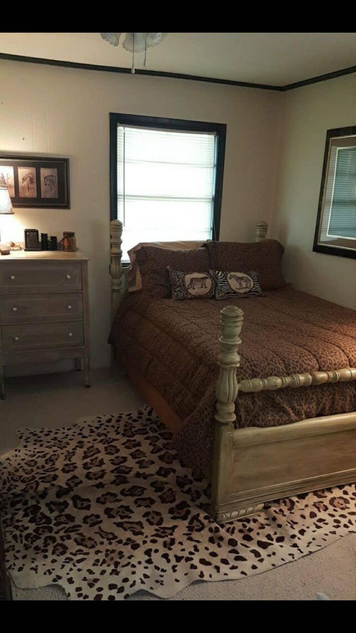 Dormitorio con cama de tamaño completo y vestidor