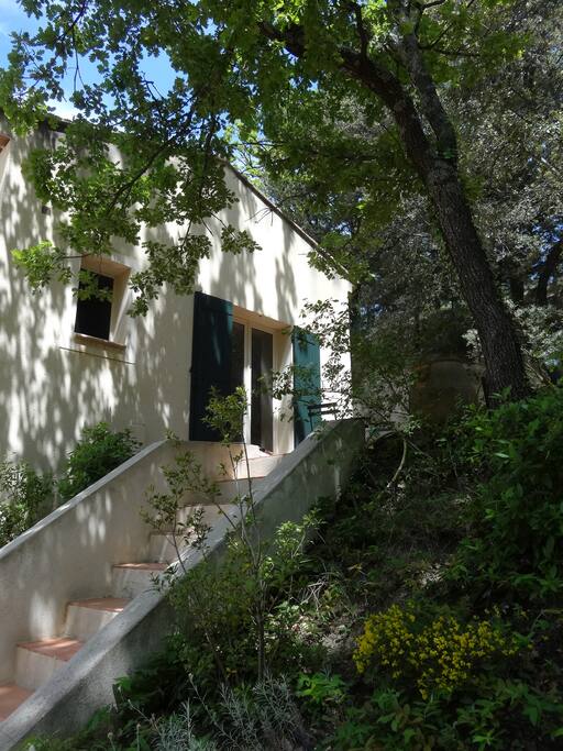 Vue extérieure de la chambre et de sa terrasse