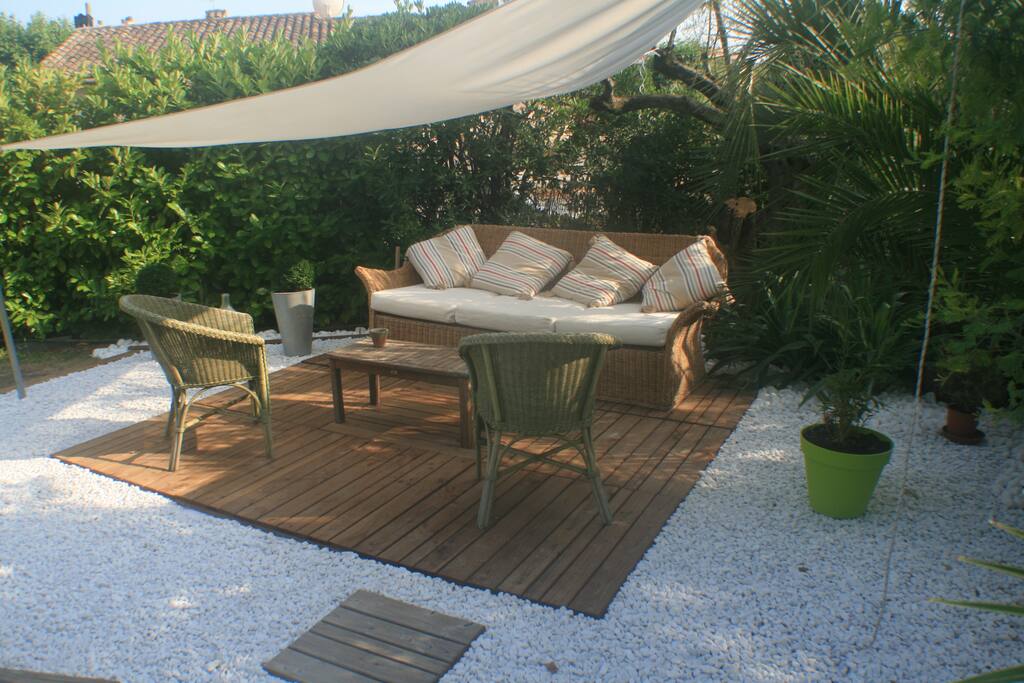 Coin détente dans le jardin