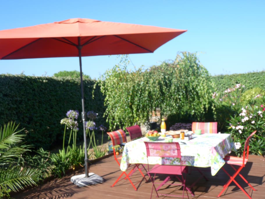 Petit-déjeuner sur la terrasse