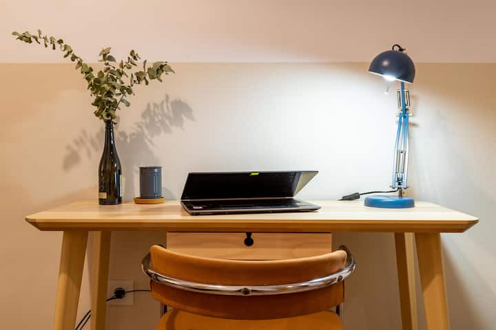 BR 4. STUDIO. Tøv ikke med at komme til vores hus for at arbejde! Vi hjælper dig med at føle dig så godt tilpas som muligt :)