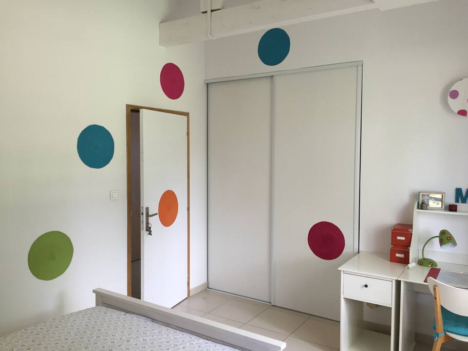 En sortant de la chambre, à gauche la salle de bain.