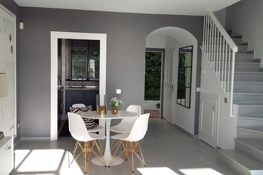 Livingroom & Entrance