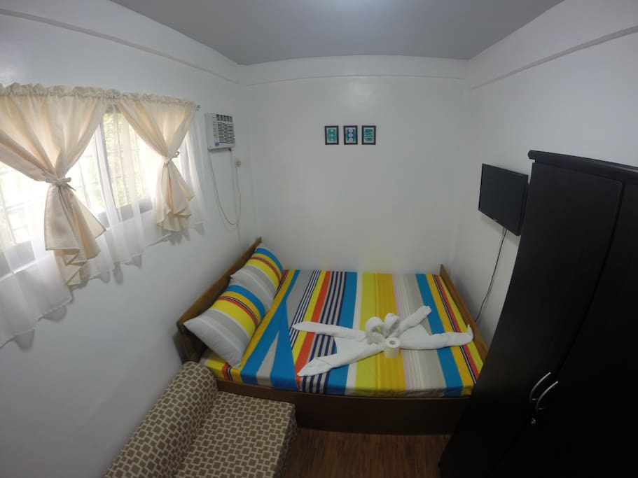 Blue room - queen bed, sofa bed, cable TV and cabinet