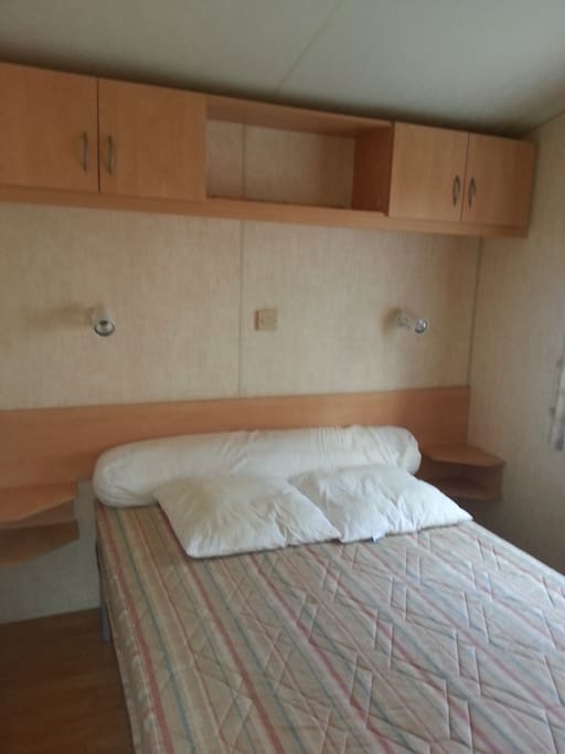 chambre avec petite penderie et accès directement à la salle de bain