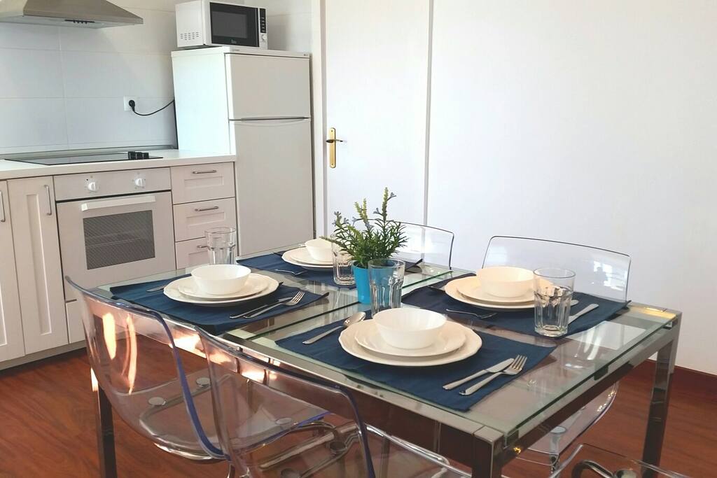 cocina con mesa extensible