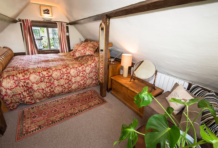 Dormitorio con cama tamaño king