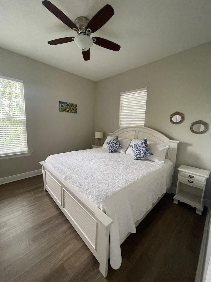 Chumba cha mgeni kilicho na kitanda aina ya king