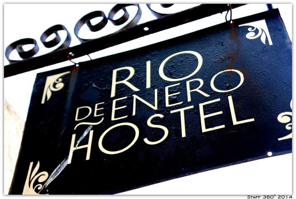 Cartel característico Hostel