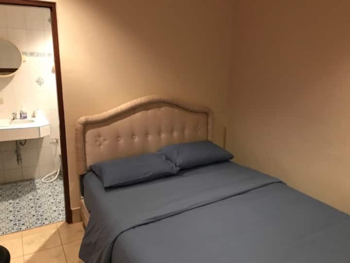 เตียงสตูดิโอชั้นล่าง (3) ประตูภายนอกไม่มีทางเข้าแฟลตหลักโดยตรงห้องน้ำในตัว