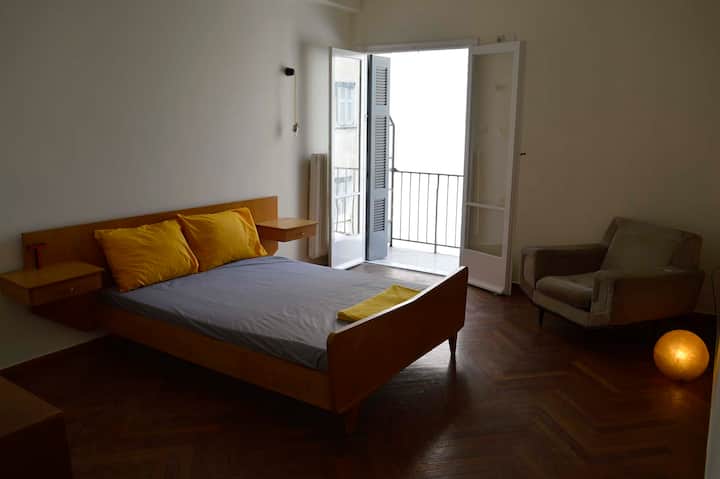 Chambre 1 avec vue sur son balcon privé - Climatisation