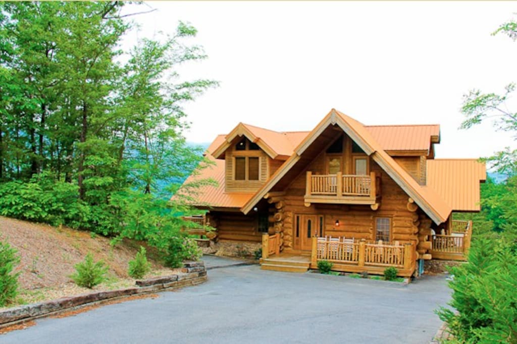 Lodge with Hand-Crafted Logs & Mountain Views - Gatlinburg의 통나무집에서 살아보기, 테네시, 미국