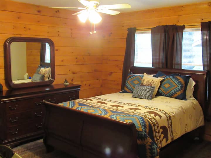 غرفة نوم في الطابق السفلي