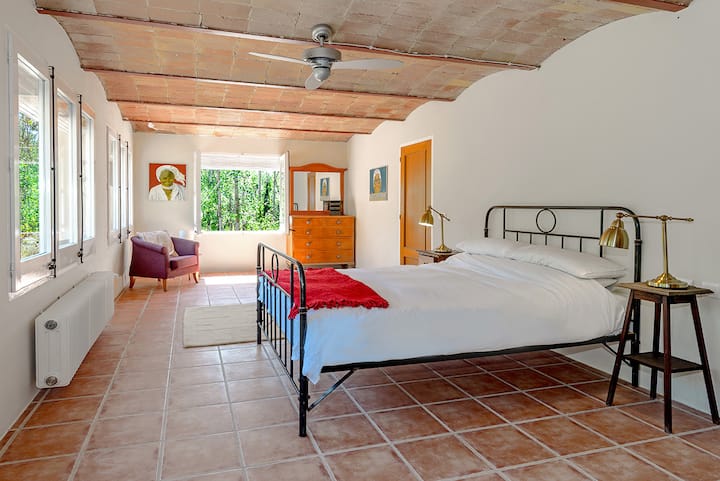 Основна спалня, която може да споделя банята си и спалня 2.