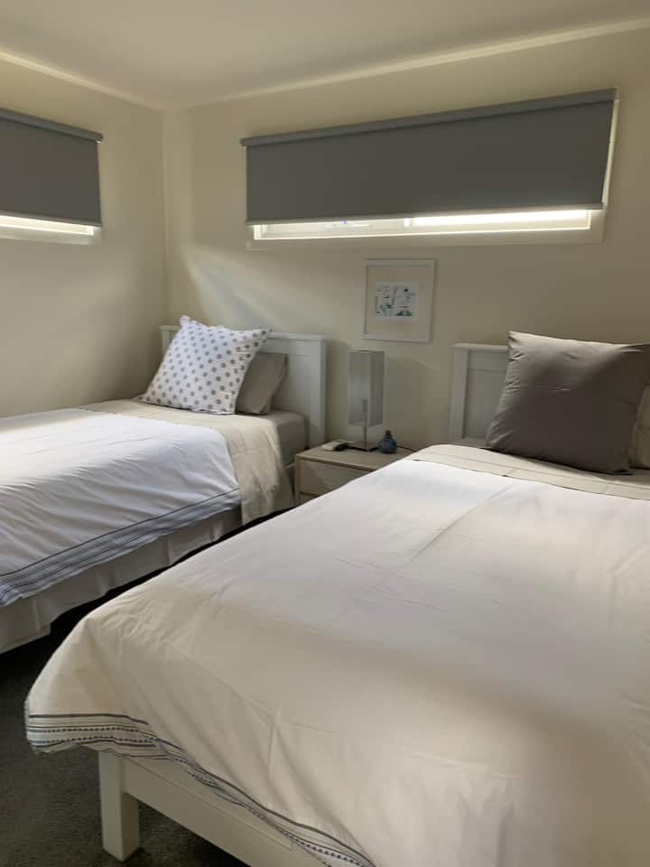 למעלה חדר שינה 1 , 2 מיטות יחיד קינג.