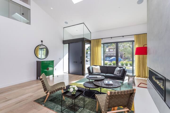 Stunning Contemporary Santa Monica Home- 4Br + 5Ba gallery image 4