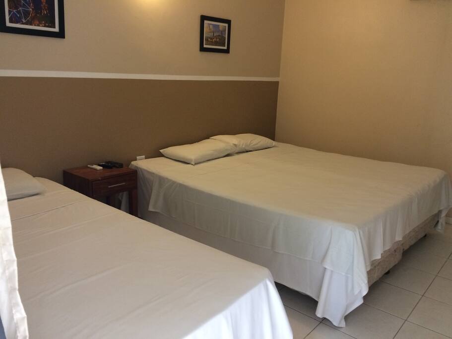 O apartamento triplo pode ser configurado com 03 camas de solteiro ou 01 cama de casal + 01 cama de solteiro
