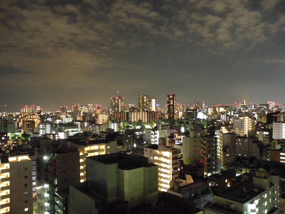 从阳台上的夜景照片。