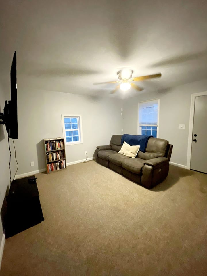 Pet-friendly 2br Home W/ Big Fenced Yard - Springfield, IL