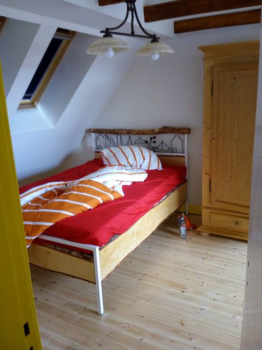 Großes Designerbett