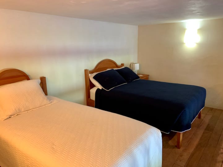 bračni krevet (1,8x2) u loftu apartmana 1