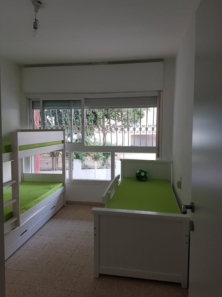 Spálňa č.4 - pod ňou je poschodová posteľ a ďalšia posteľ a pod ňou samostatná posteľ s ďalšou posteľou. Počet lôžok: 5.