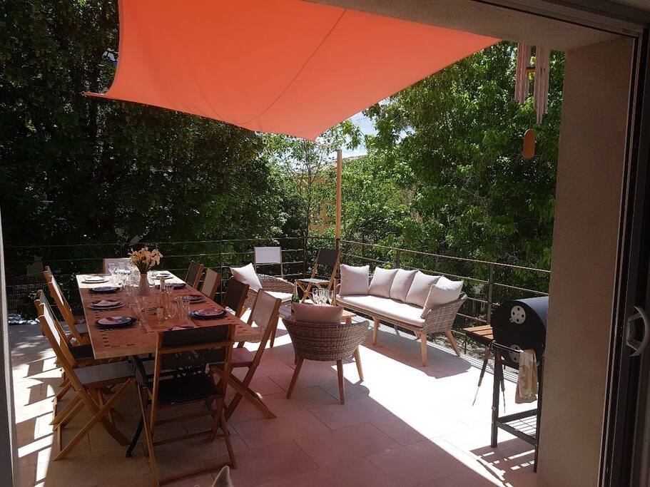 Terrasse et son barbecue