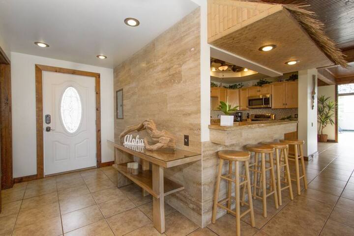 Deluxe, Hawaiian-Themed Penthouse! gallery image 4