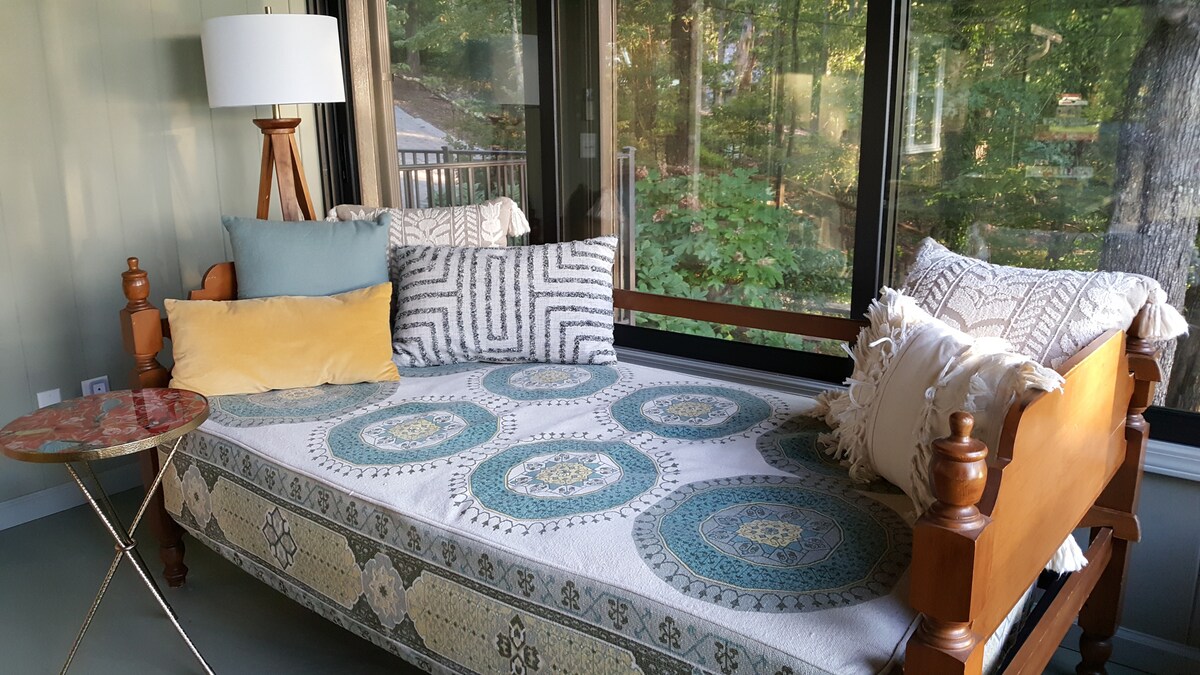 Charming lakefront cottage on Lake Lanier w/dock