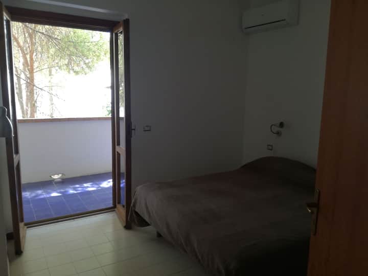 带阳台和海景的双人卧室