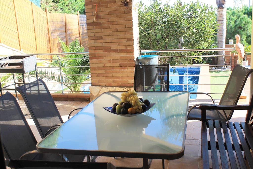 ZONA DE COMER EN LA TERRAZA