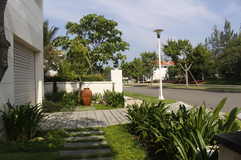 The road before the villa