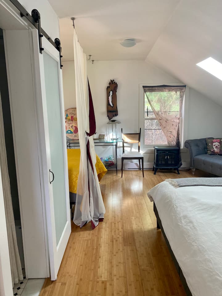 Dormitorio con dos camas 