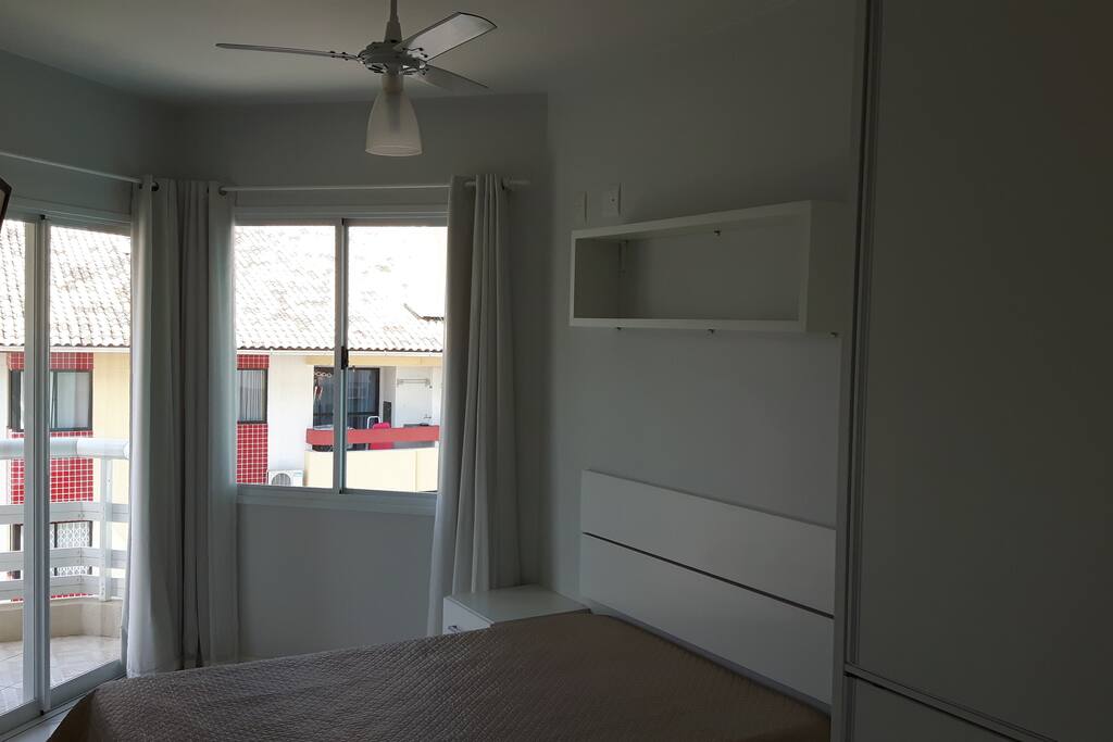Quarto casal com TV a Cabo, ventilador de teto, sacada.