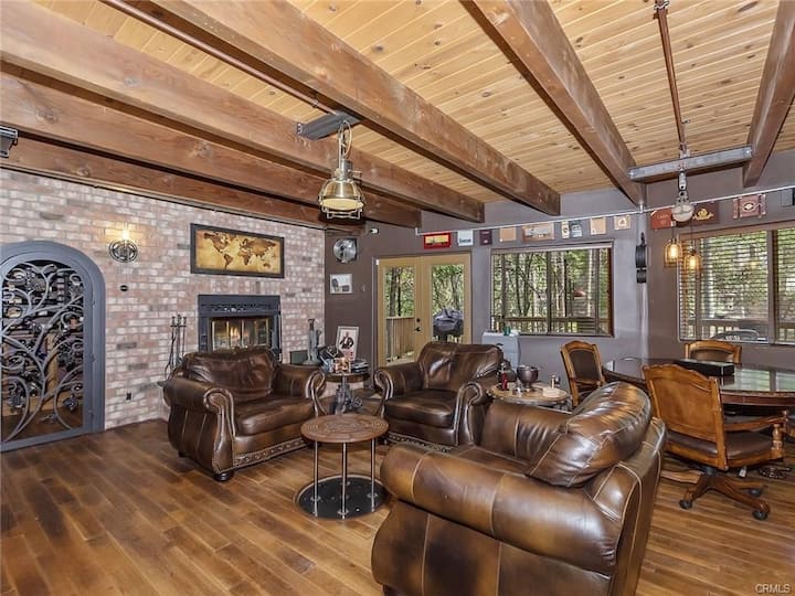 الشقة العلوية. مدفأة
