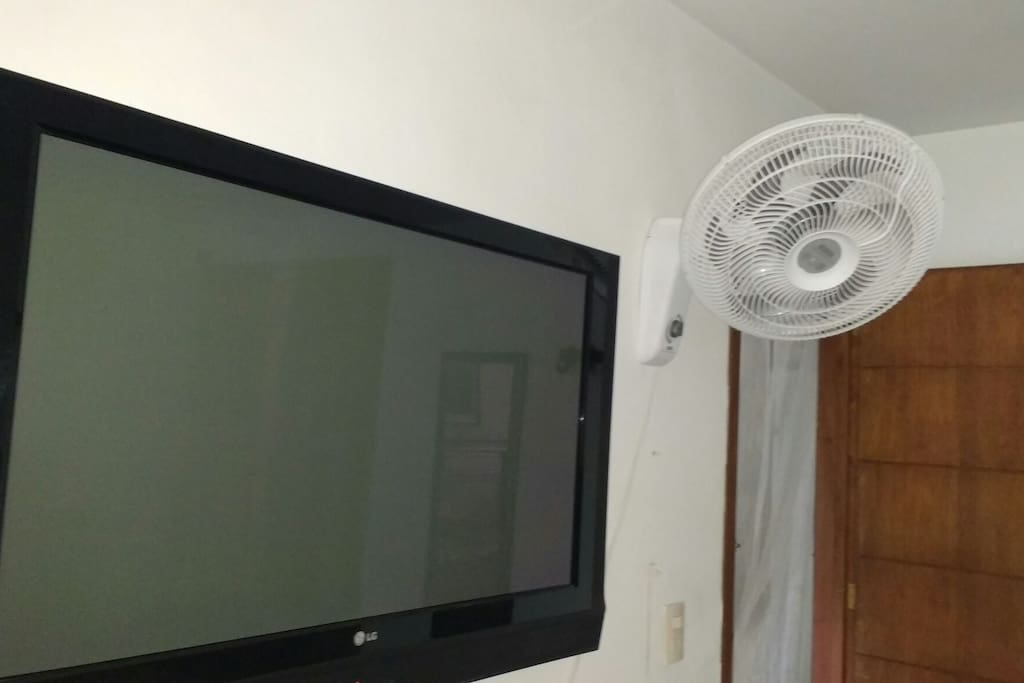 una de las habitaciones cuanta con tv grande, con todos los accesorios para su tv internacional, con ventilador y con aire acondicionado, por lo que cuesta un poco mas, si desean esta habitacion cuesta mas y podrian hospedarse hasta 4 personas, ya que la habitacion es bastante amplia, con los consiguinetes valores adicionales que se acuerden por persona