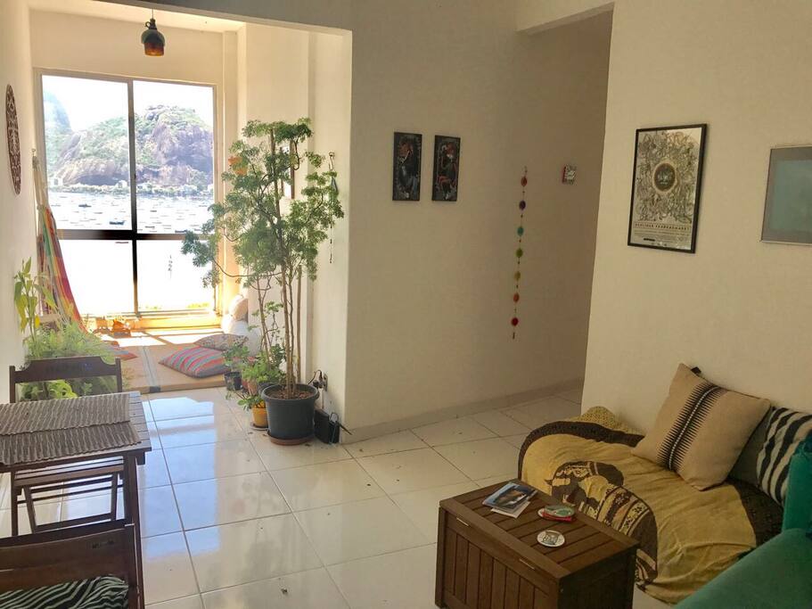 A sala é super luminosa e tem uma area para ler, descansar, conversar e um cantinho do lado da janela com tatami, almofadas e rede para aquela relaxada delicia. O ape fica no andar 11, por isso a vista maravilhosa!