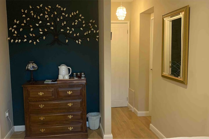 Self-contained Twin Room
Private Entrance Parking - Harrogate