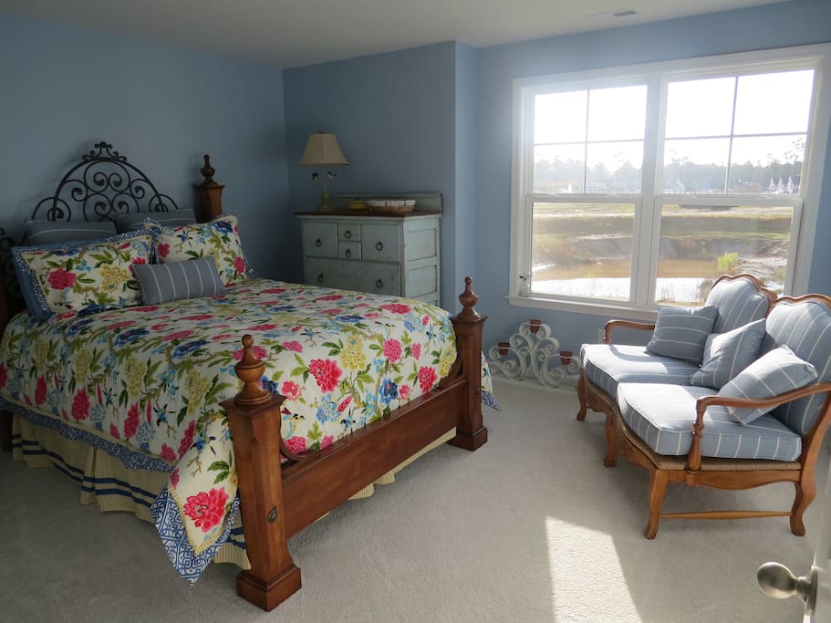 The blue room, one of the two rooms for rent,